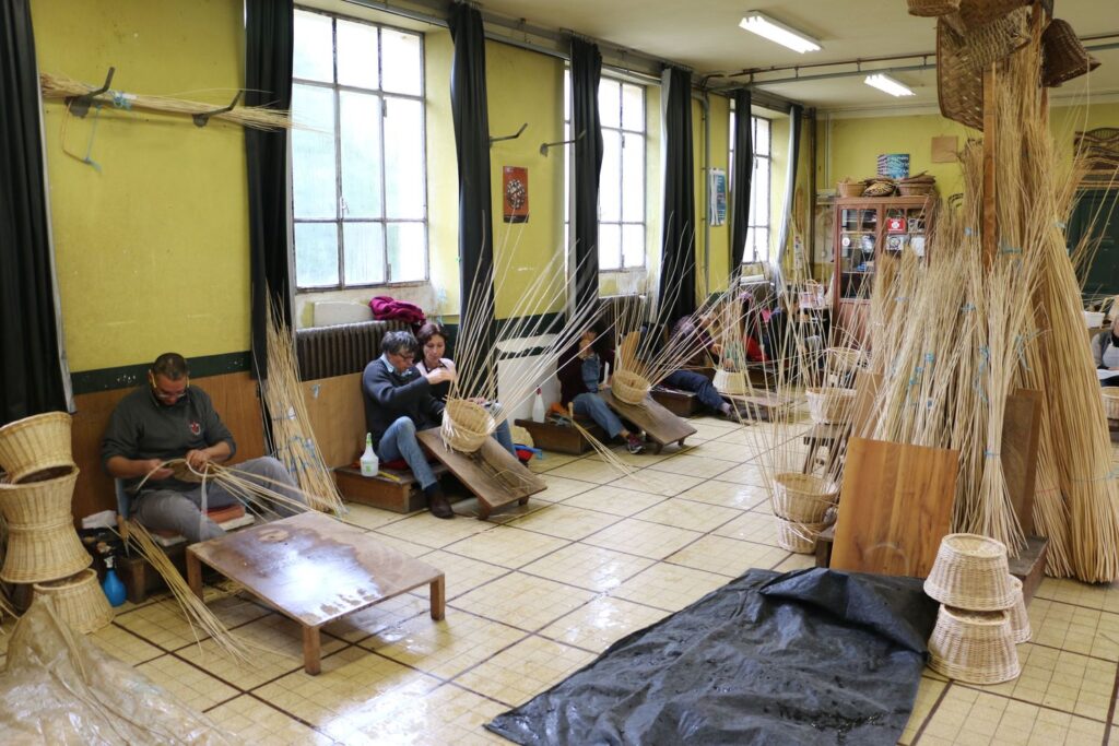 Pohľad na študentov ročného štúdia košikárstva v Národnej škole košikárstva vo Fayl-Billot. Počas školského roka majú upliesť sedem základných druhov košíkov, z každého druhu desať kusov. Foto: Peter Juriga